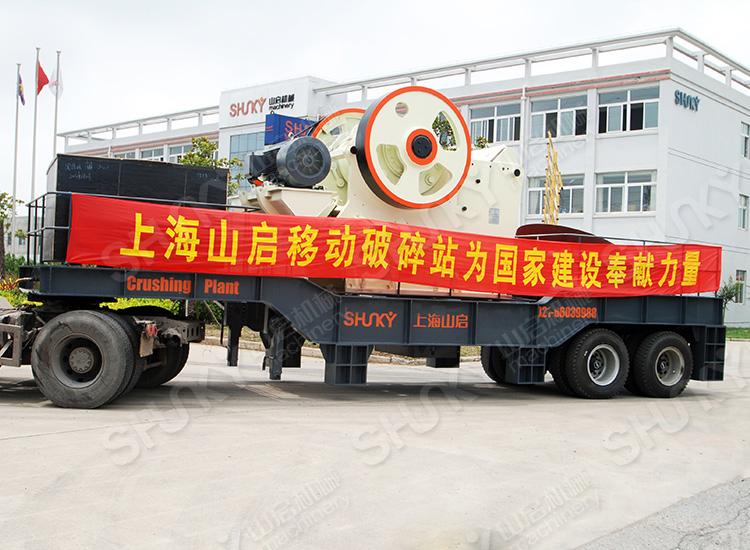 上海山啟年產500噸移動破碎站組發往客戶現場0